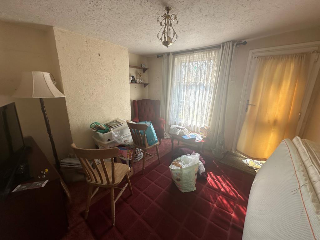 Lot: 116 - MID-TERRACE HOUSE FOR REFURBISHMENT - Living room
